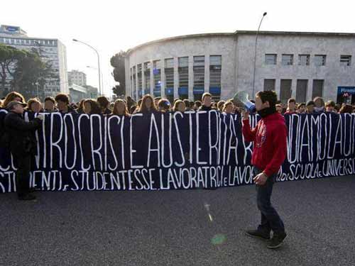 Foto Manifestanti studenti la Roma (c) roma.corriere.it